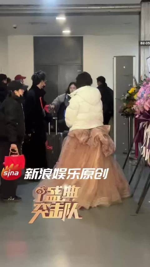 林允今日穿粉色礼服裙上班，太美啦！期待水龙吟演唱会上姐姐的表现