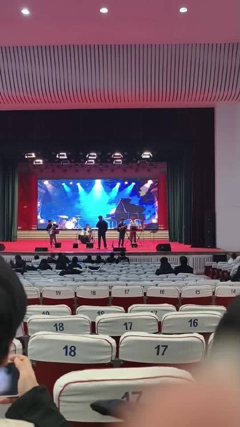 我朋友学校有人唱蔡徐坤的deadman发给我听 真的好听我去