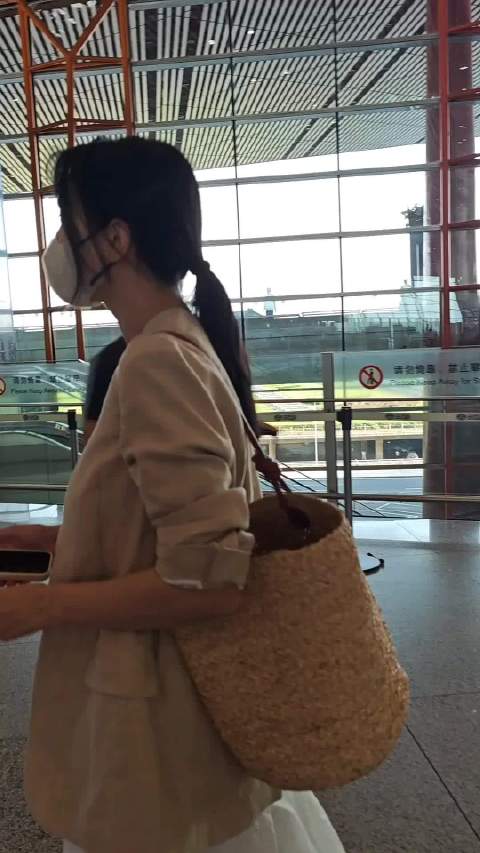 第一次送机的视频 那次还是挺激动的 也挺难忘的高圆圆