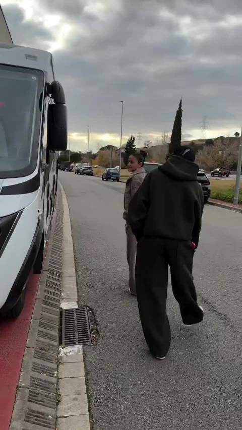 拉菲尼亚妻子送给拉菲尼亚一辆房车作为生日礼物