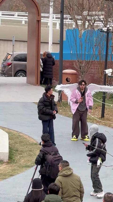 周五晚高疯首录路透曝光，王传君高叶杨迪造型引热议