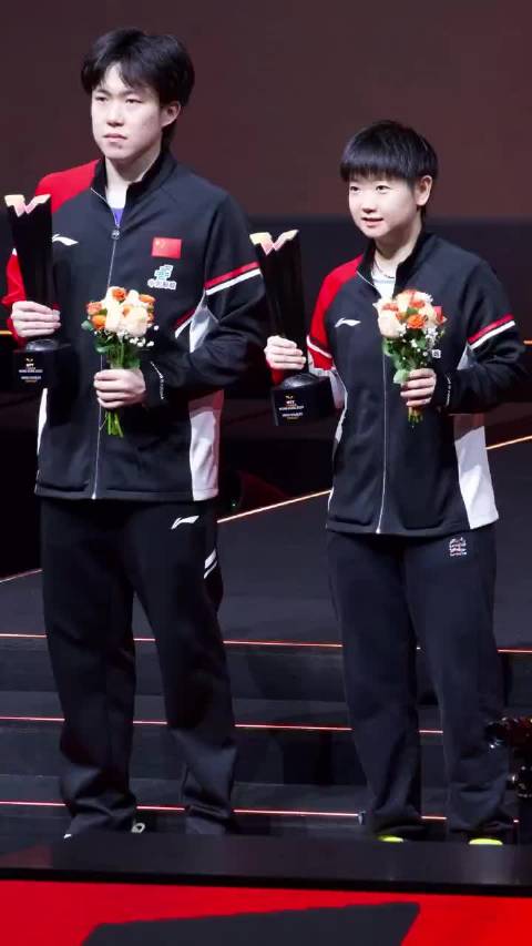 张怡宁为莎头组合颁奖