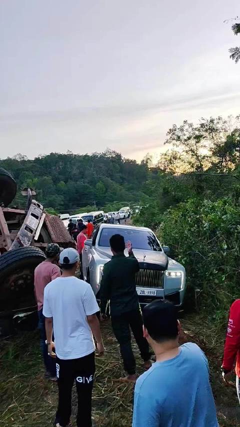 视频：柬埔寨和泰国爆发边境冲突，疑似园区老板驾驶最新款劳斯莱斯库里南逃命