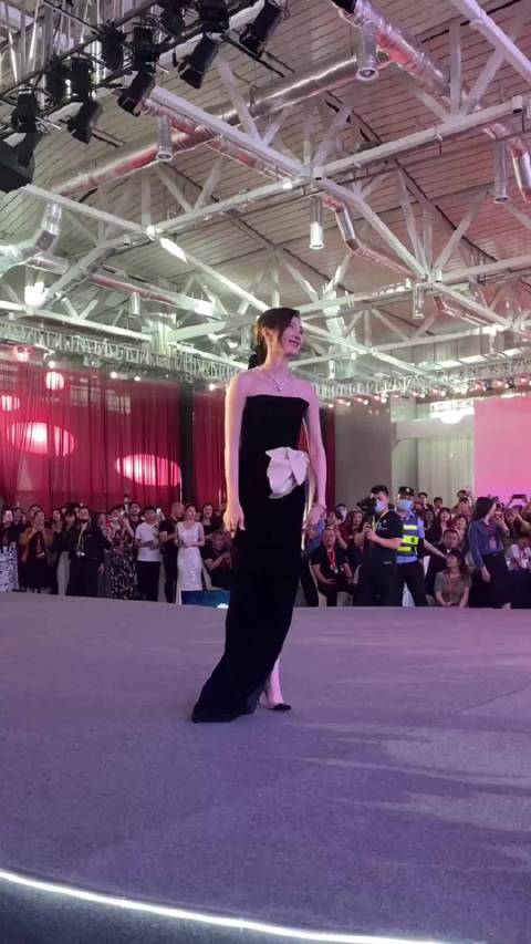 江疏影多角度直拍 后面那大哥一直喊蹲下来蹲下来