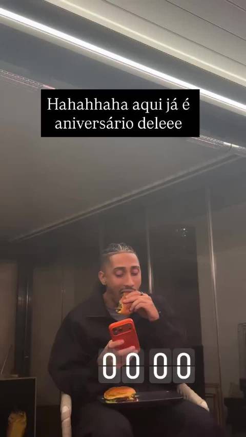 拉菲尼亚生日0点的时候忙着吃汉堡和玩手机