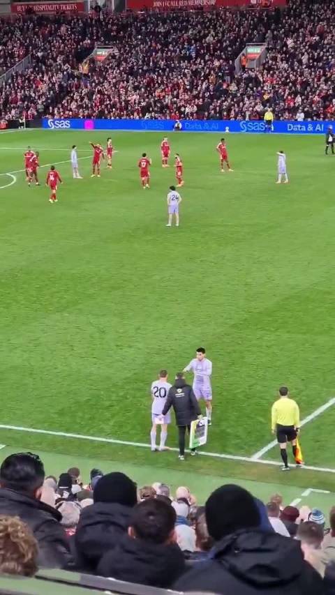 米尔纳重返安菲尔德对阵老东家时，利物浦球迷为他送上热烈掌声