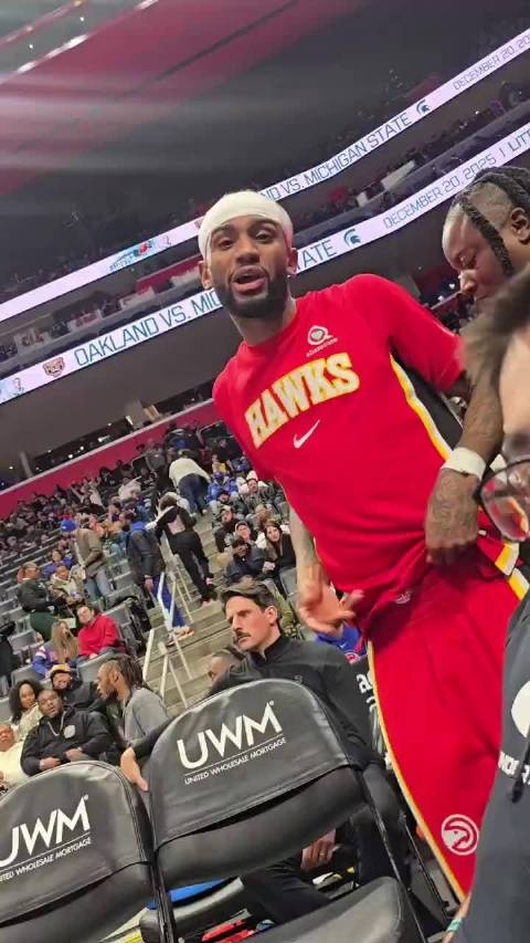 小球迷问：“你是NBA球员吗？” 沃克直接破防了