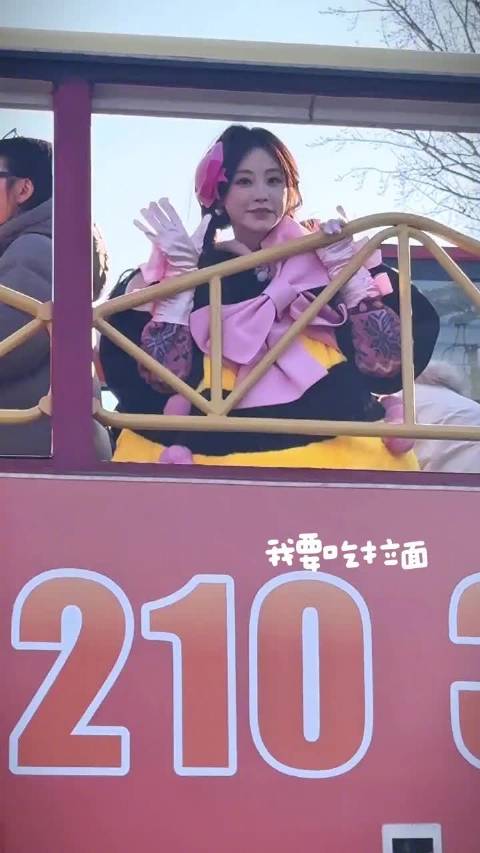 祝绪丹上半身佩戴6个粉色蝴蝶结引关注