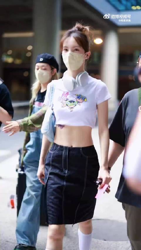 金晨饱受争议的视频 这到底穿没穿