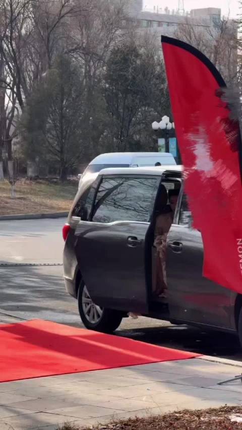 周冬雨裙摆被车门夹住，蹲地整理显呆萌