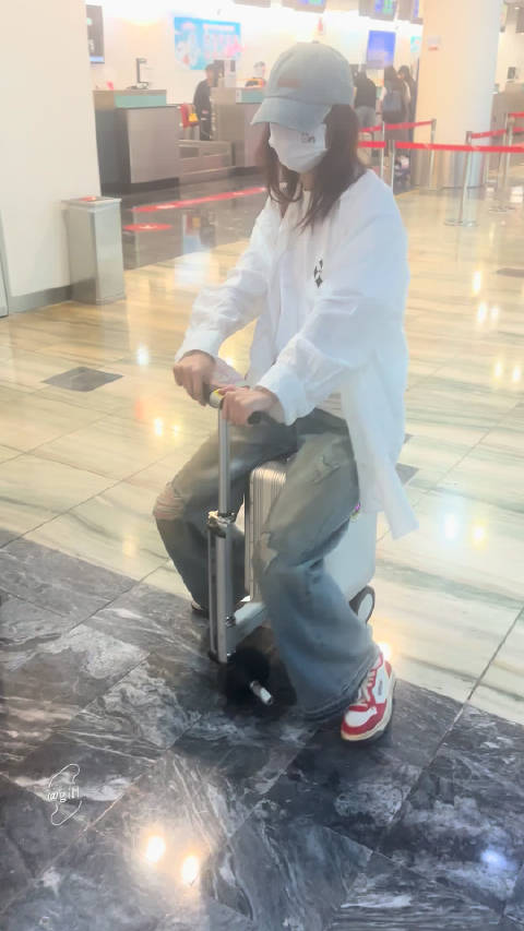 金晨赴广东与粉丝见面,去年澳门机场约定终实现