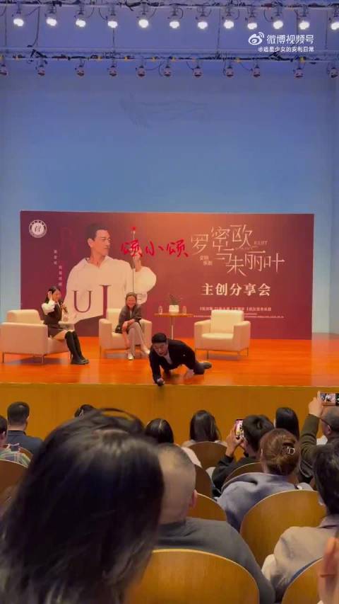 王耀庆趴地对话小朋友，细节尽显温柔