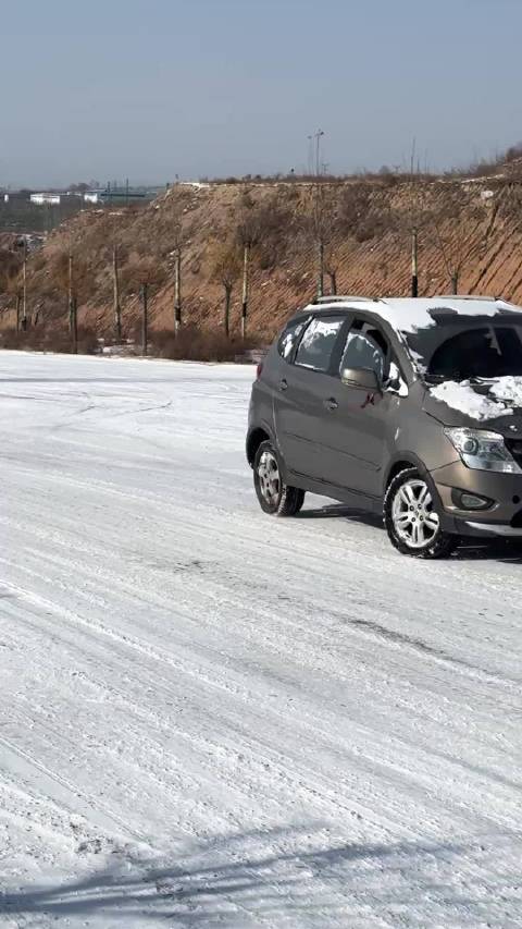 下雪天漂移下坡，驾校可没教这么高难的