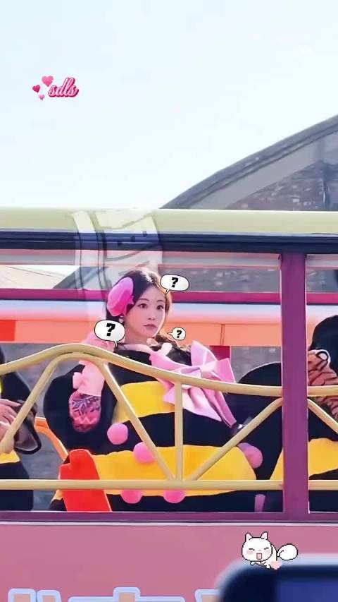 祝绪丹身戴6蝴蝶结营造童话氛围