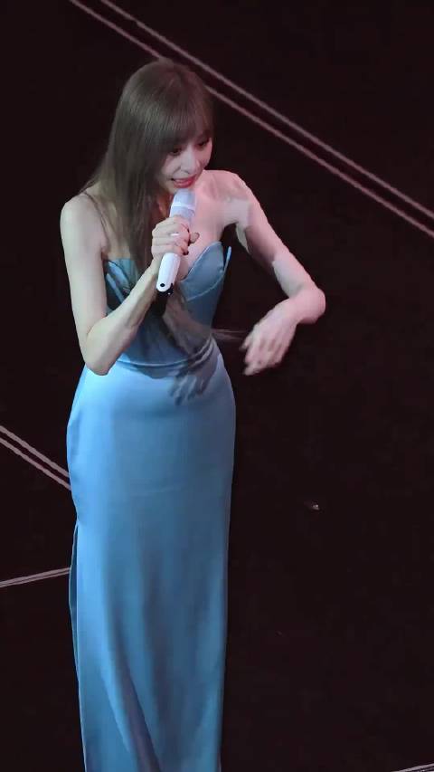 王心凌佛山演唱会上为送亲亲抱抱 实力宠粉