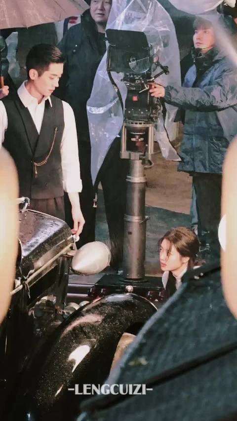 丞磊徐若晗《玉簟秋》雨中初遇路透