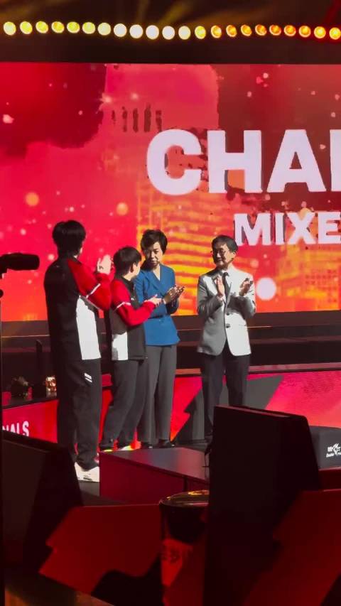 孙颖莎颁奖仪式与偶像张怡宁热聊