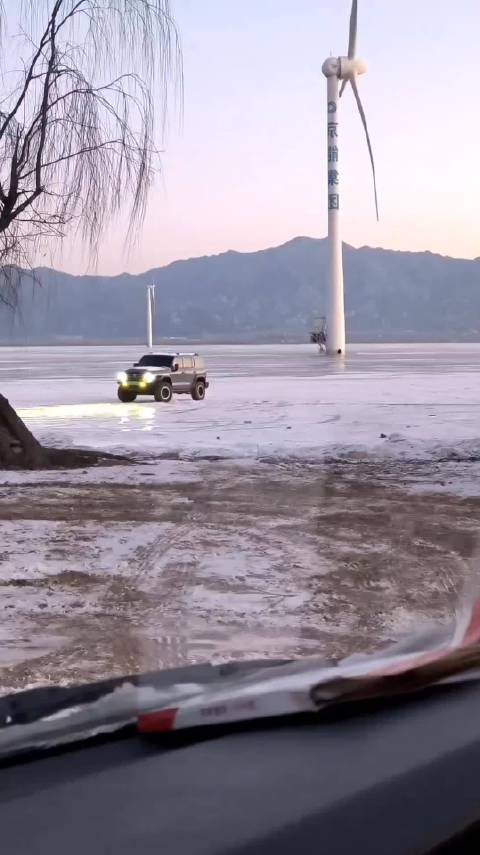 男子驾捷途新能源车冰面上行驶坠落瞬间被拍，车身被冻住！