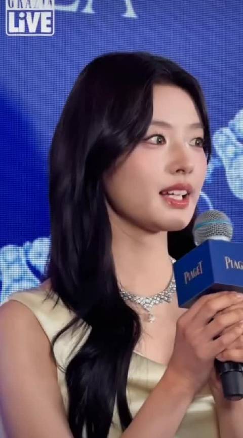 徐若晗今天伯爵活动香槟色长裙➕黑卷发 看起来香香的