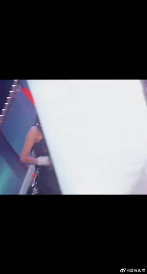 王菲1992年容易受伤的女人领奖现场，好美！