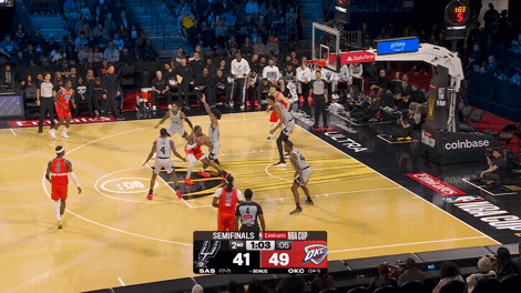 雷霆用前锋错防文班，马刺调整策略护框