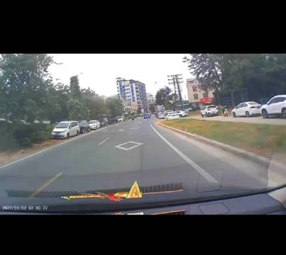 网友：这事故交警认定骑车人负主责，视频车次责，这判罚合理吗？