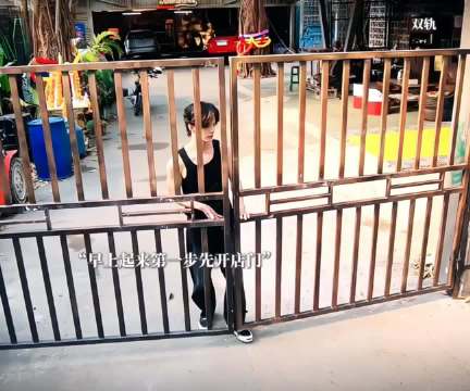 宠妹狂魔啊，不仅为妹妹做好饭还送她上学