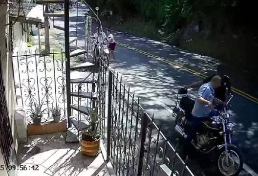 天降巨石砸摩托