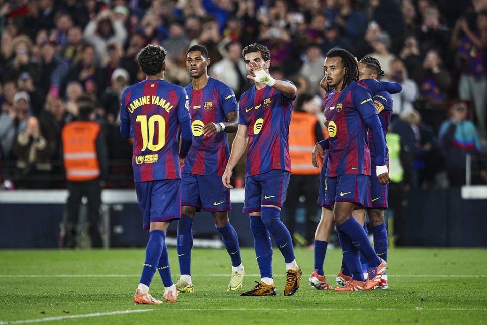 巴萨MVP争议拉满！拉菲尼亚梅开二度，为何官方偏宠0进球的亚马尔？