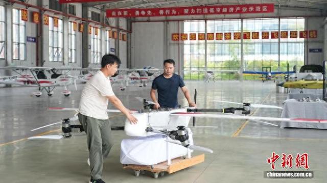 在南康区龙回镇的赣州低空经济产业园，技术人员正在对无人机进行保养维护。 曾传浩天 摄