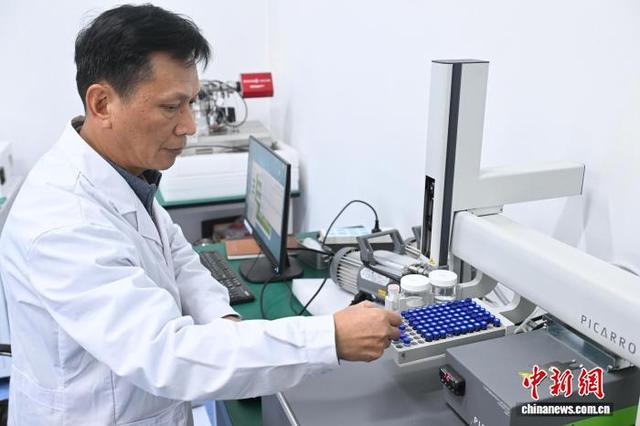 图为在深空物质成分光谱探测联合实验室，科研人员正在进行重氧水的同位素占比测量。中新社记者 韩苏原 摄