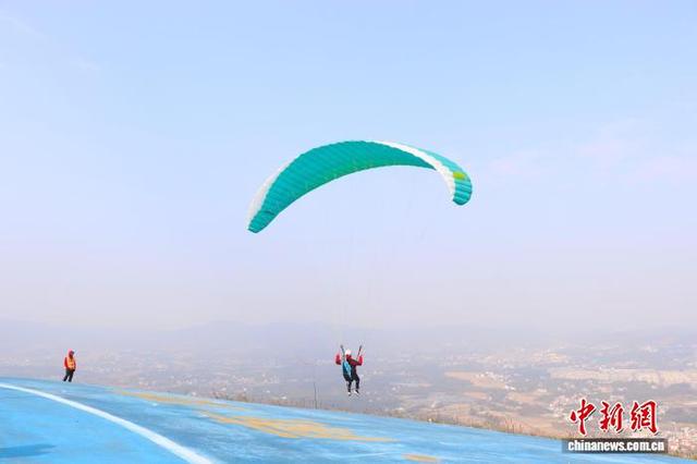 正在起飞的滑翔伞选手。 熊锦阳 摄