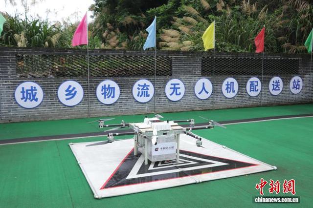 无人机正在配送农产品。 熊锦阳 摄