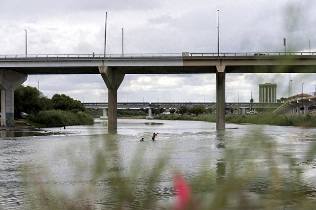 2025年10月14日，美国得克萨斯州拉雷多，人们在里奥格兰德河墨西哥一侧钓鱼。视觉中国 资料图