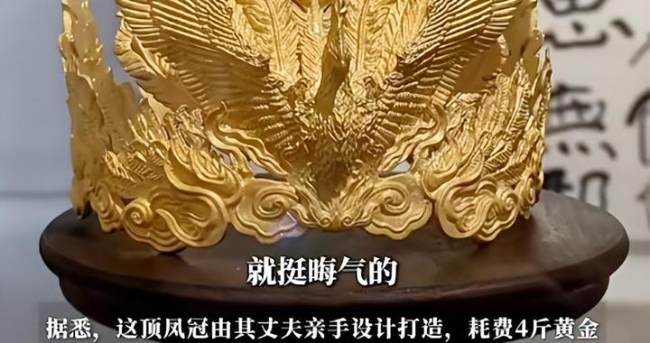 千万粉丝博主张凯毅4斤黄金凤冠在免费展上被毁，一男孩抱住展台柜子，并上手触碰，随后至凤冠与展罩掉地上
