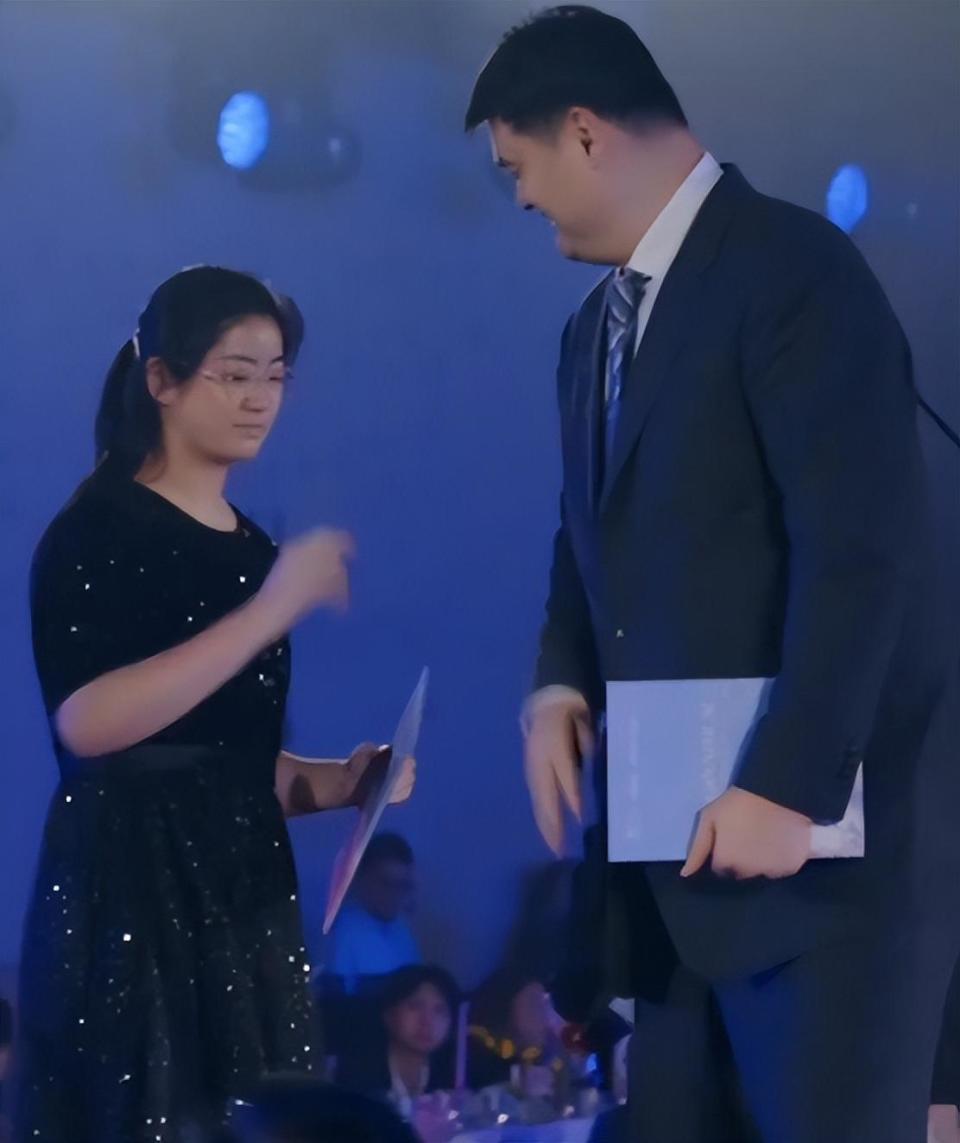 姚明15岁女儿近照曝出难以置信！身高近2米，一袭黑色连衣裙显气质