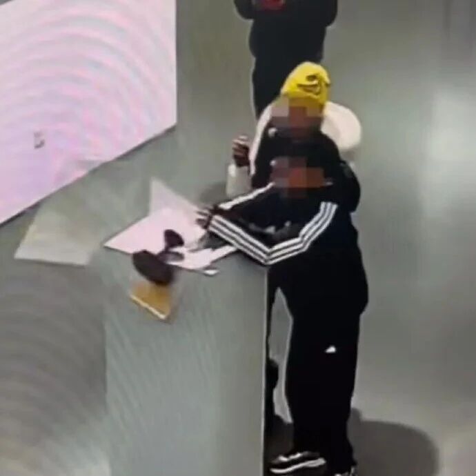 千万粉丝网红办展，2公斤重黄金凤冠被男童损毁