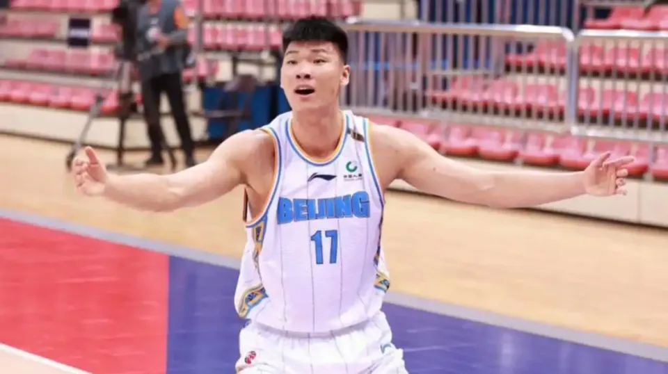 拿600万年薪，被DNP半场！打鱼腩5中1，球迷：呲牙咧嘴，傻卖力气