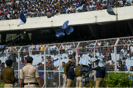 当地时间13日，加尔各答盐湖体育场看台上的座椅被扔下来。图源：外媒