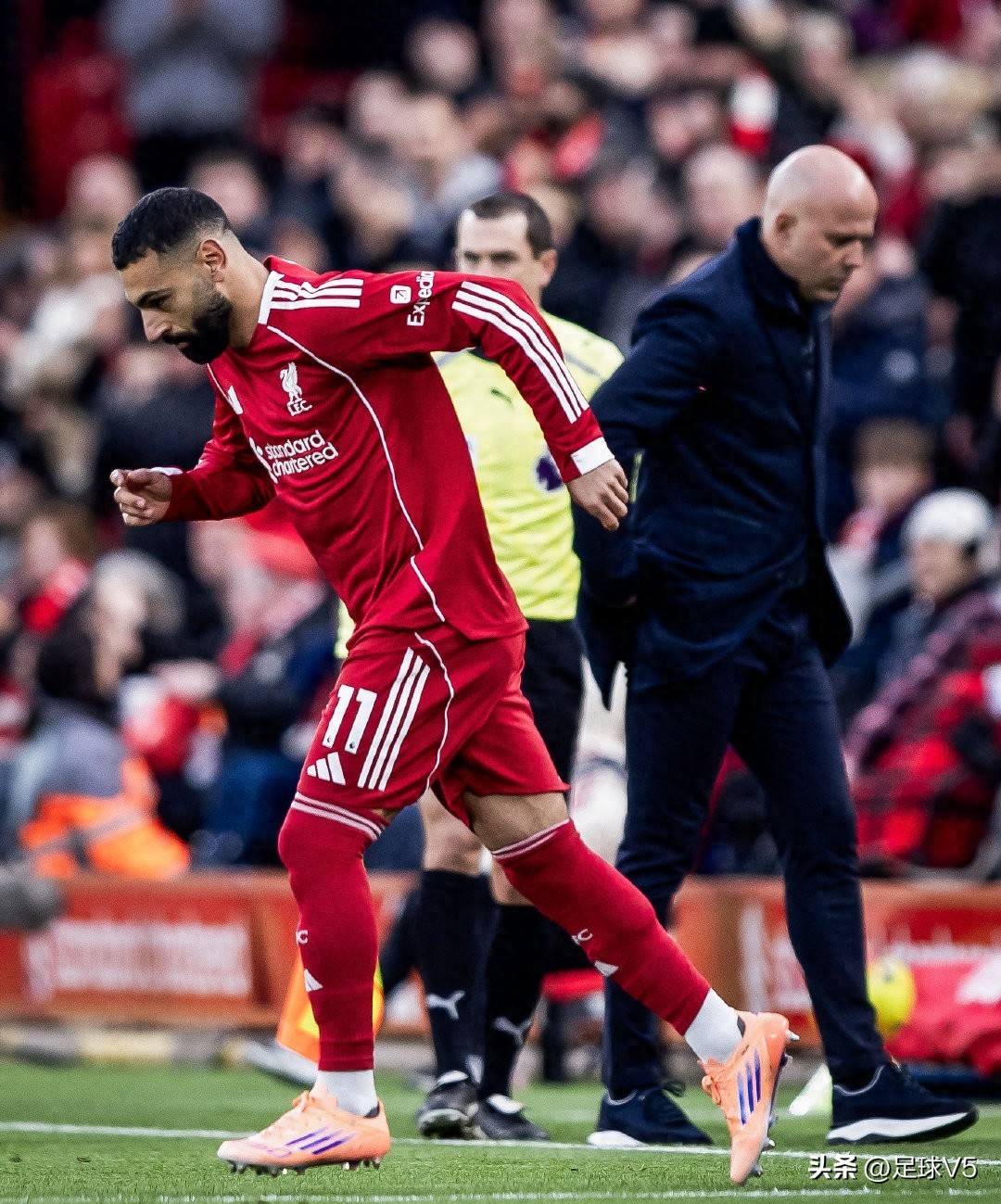 戈麦斯伤退萨拉赫替补登场，利物浦2-0布莱顿现“世纪大和解”！