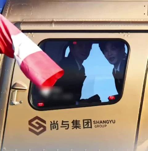 站姐62楼高空拍摄敖瑞鹏机舱画面