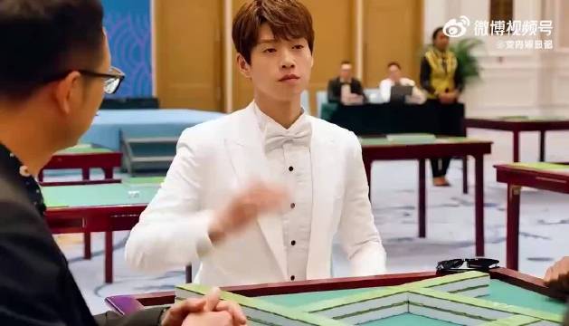 小伙用幸运符打麻将，结果3个老千都打不过他