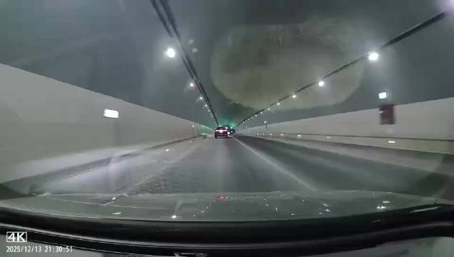 网友：谁能想到隧道内有逆行摩托车，视频车也是倒了血霉了