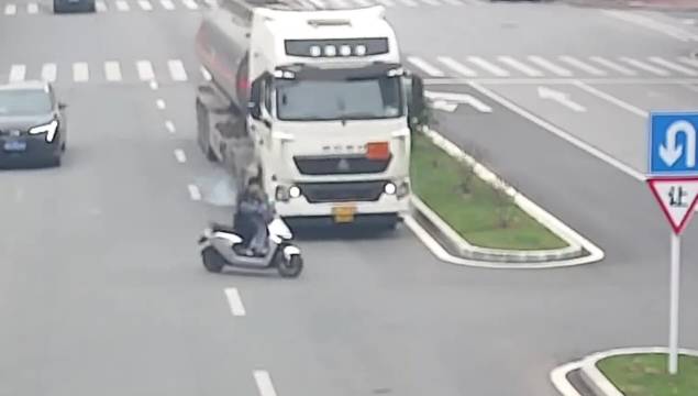 小学生骑车横穿马路 幸亏大货车及时刹停