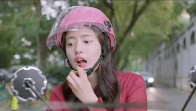 女孩骑自行车只顾臭美，竟直接撞到了前面百万豪车