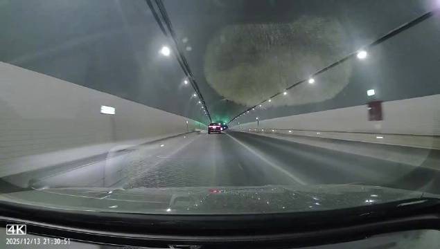 前车急刹右转避让,视频车4秒未反应引热议