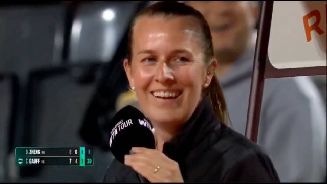 郑钦文换拍高芙发球空门，赛场现趣味一幕