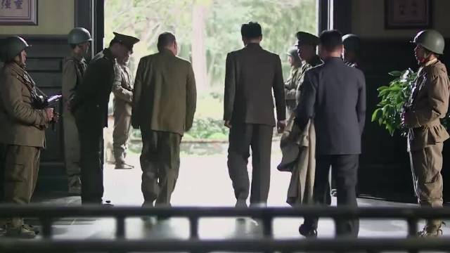 影子跟戴笠专线联系，得知他意外遇难后，立马找上毛人凤