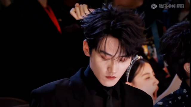 星光大赏的周柯宇帅我一脸，陈妍希今年要出席，于正你能不能放周柯宇也去！