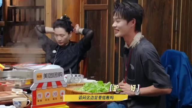 何赛飞打包剩菜回酒店水煮，日常护肤仅用肥皂洗脸